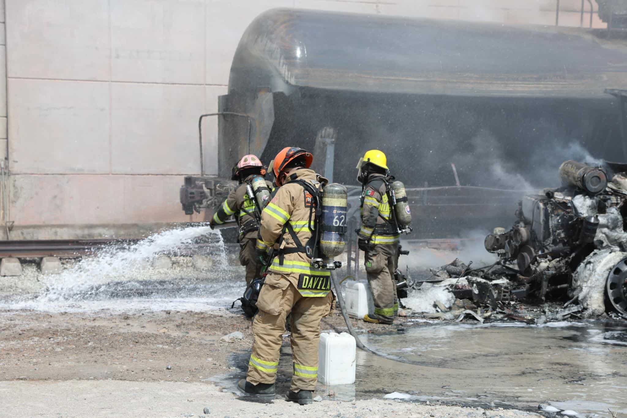 El incendio de una pipa moviliz&oacute; a elementos de rescate de diversos municipios, ayer en un parque industrial de Apodaca, evacu&aacute;ndose a 45 personas.
