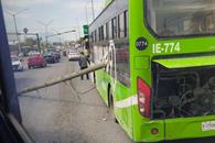 Se incrusta poste en cami&oacute;n