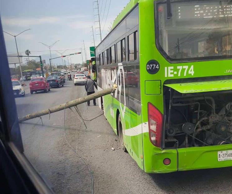 Se incrusta poste en camión Se incrusta poste en camión