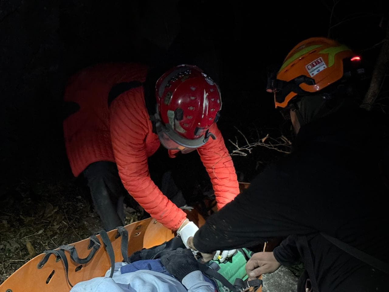 Una joven excursionista que result&oacute; lesionada por ca&iacute;da en el cerro de Las Mitras el domingo, fue rescatada v&iacute;a a&eacute;rea ayer por elementos de Protecci&oacute;n Civil del Estado
