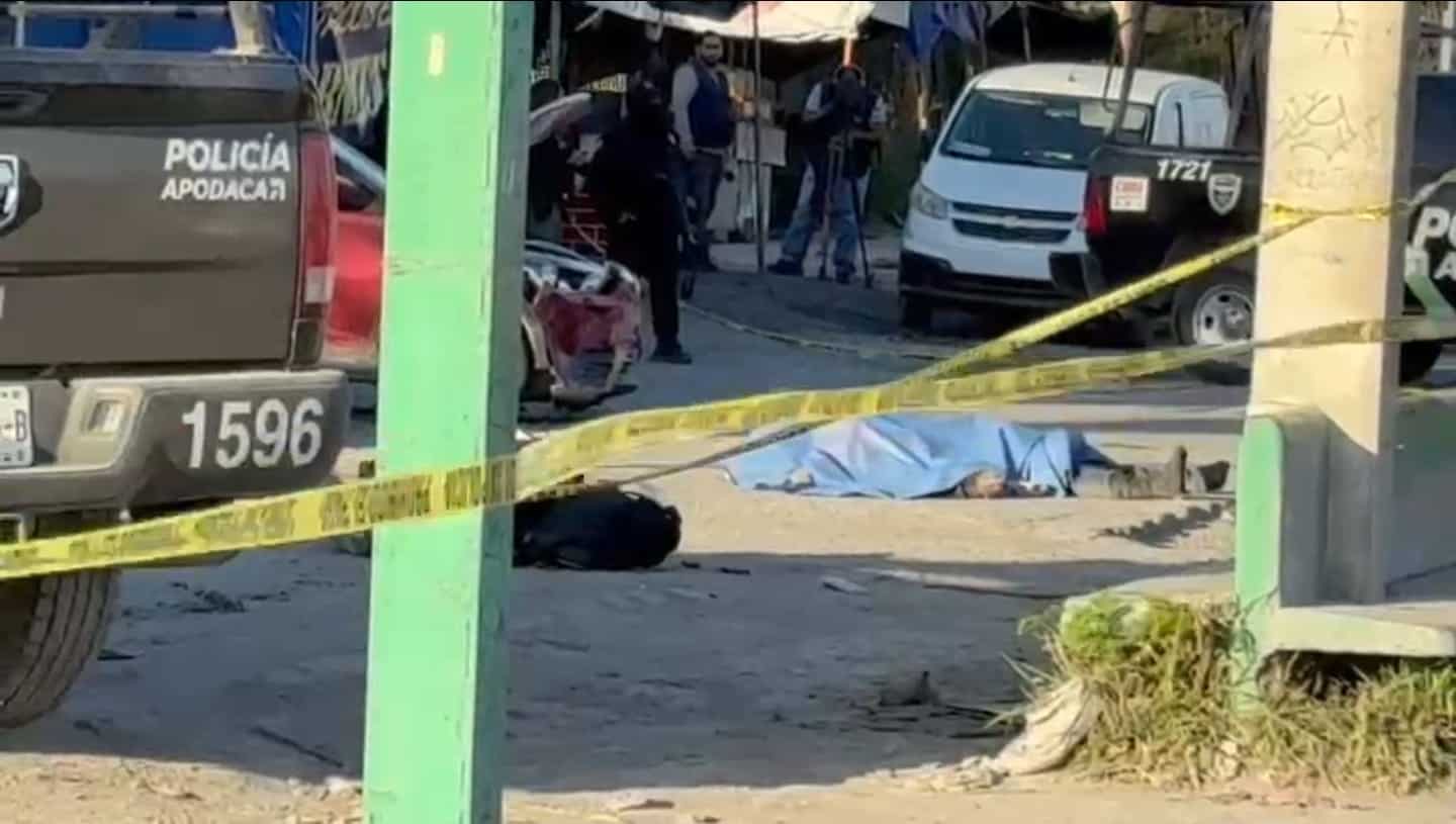 Un presunto delincuente muri&oacute; al darse a la fuga a bordo de una motocicleta tras cometer una serie de hurtos, e impactarse contra un veh&iacute;culo, en Apodaca.