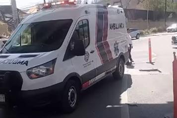 Rescatan a beb&eacute; encerrado en auto