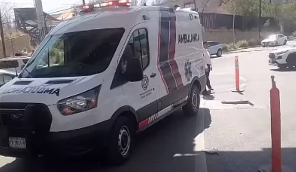 Rescatan a bebé encerrado en auto Rescatan a bebé encerrado en auto