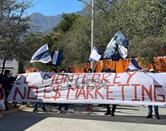 Protestan aficionados de Rayados afuera de El Barrial 