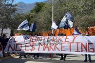 Protestan aficionados de Rayados afuera de El Barrial Protestan aficionados de Rayados afuera de El Barrial