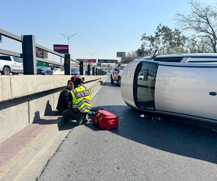 Deja choque-volcadura dos lesionados