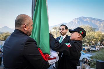 Preside De la Pe&ntilde;a acto c&iacute;vico