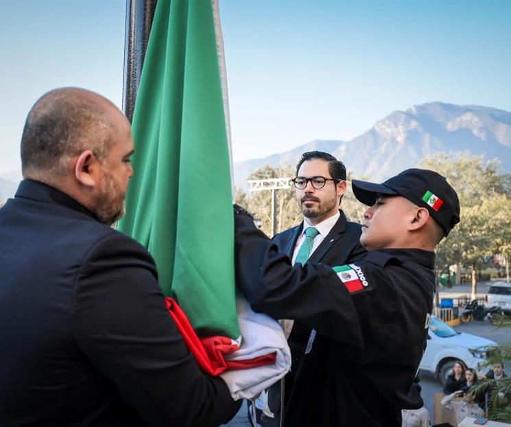 Preside De la Pe&ntilde;a acto c&iacute;vico