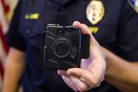 Aprueban obligar a polic&iacute;as a usar c&aacute;maras de solapa