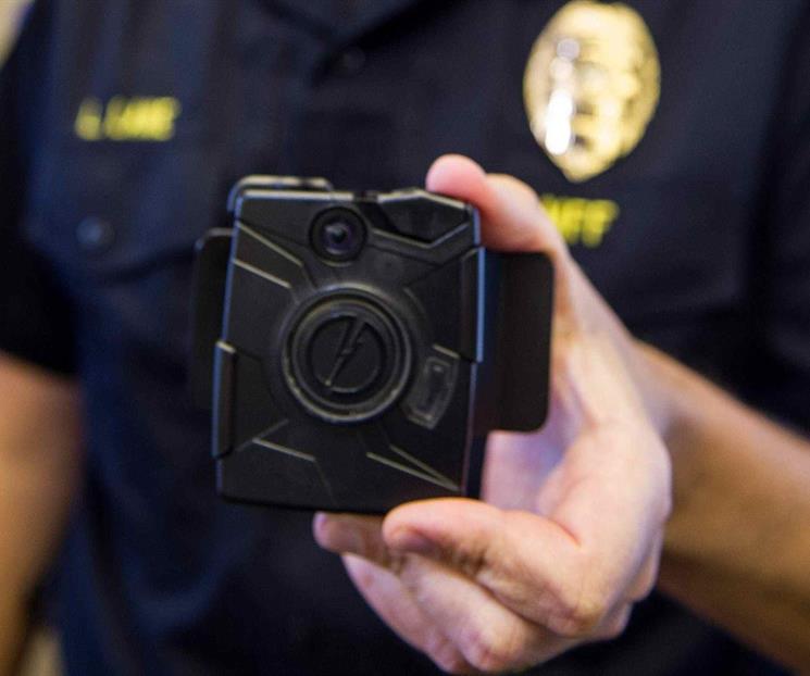 Aprueban obligar a polic&iacute;as a usar c&aacute;maras de solapa