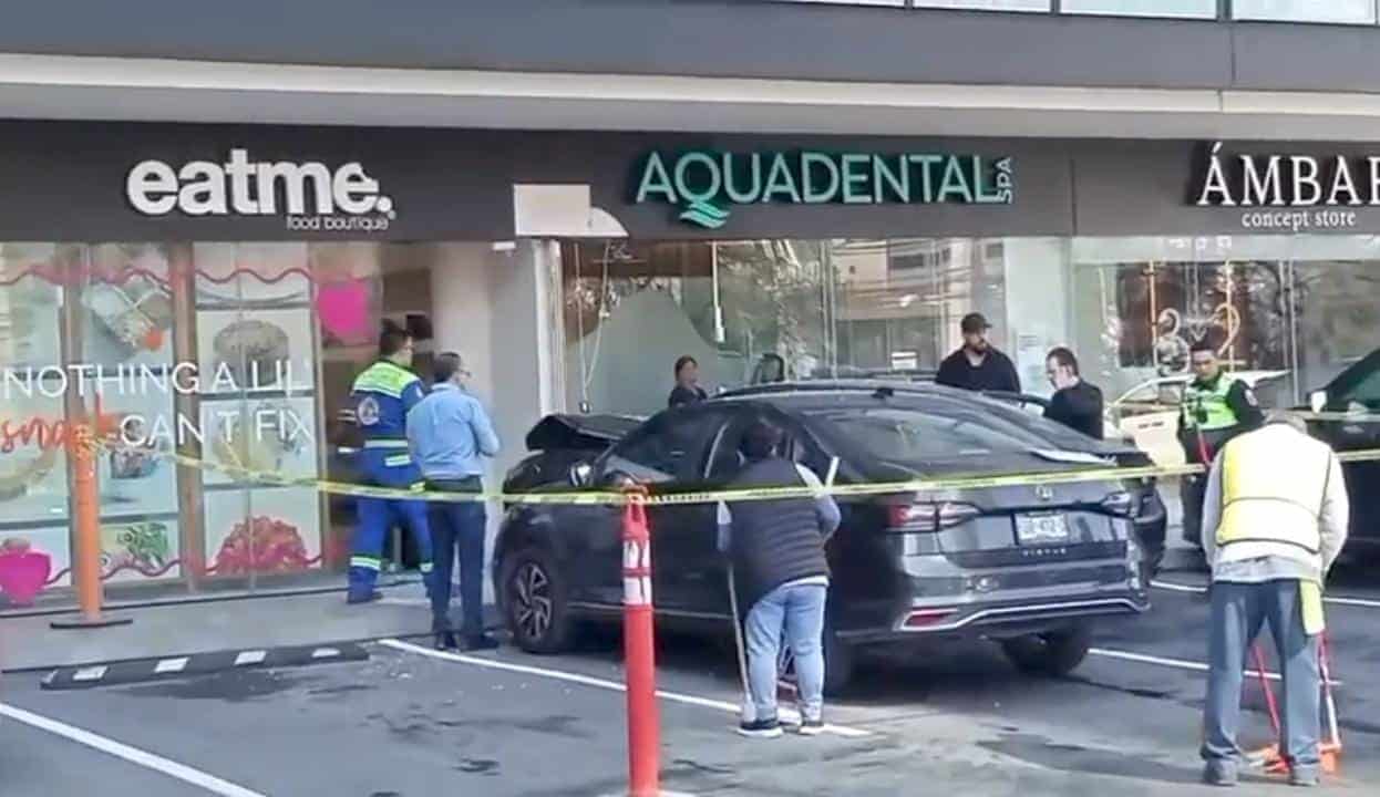 Luego de presuntamente confundirse de pedal, la conductora de un veh&iacute;culo se estrell&oacute; ayer contra dos locales de una plaza comercial en San Pedro.