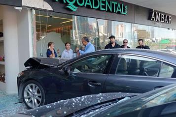 Confunde pedal y estrella auto en negocios