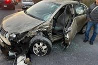 Queda atrapado en choque