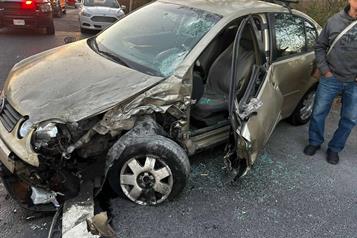 Queda atrapado en choque