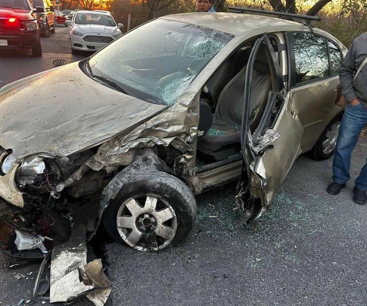 Queda atrapado en choque