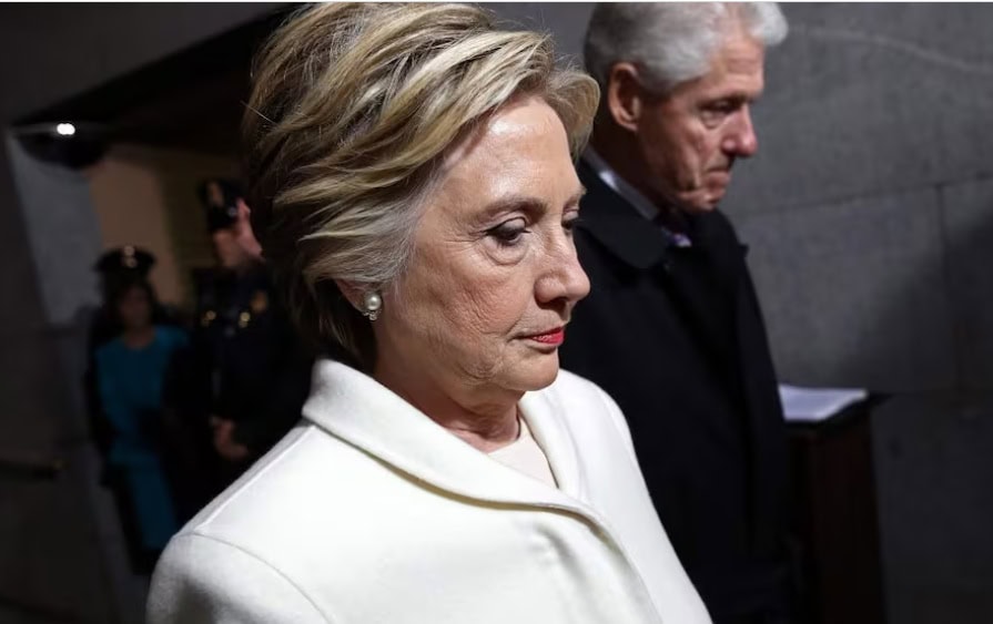 No ten&iacute;a idea de las actividades criminales de Epstein: Clinton