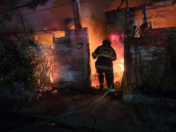 Acaba incendio con vivienda