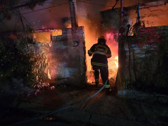 Un domicilio fue consumido por las llamas en el municipio de Montemorelos, sin que se reportaran lesionados.