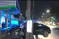 Atropella a peat&oacute;n en parab&uacute;s