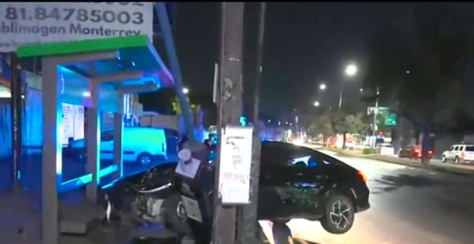 Atropella a peat&oacute;n en parab&uacute;s