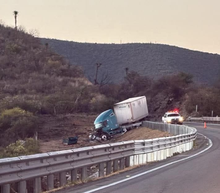 Un operador de un veh&iacute;culo de quinta rueda, termin&oacute; con diversas lesiones, al perder el control del volante y terminar saliendo del camino en un tramo carretero de la llamada Cuesta de Mamulique en el municipio de Salinas Victoria.