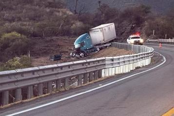 Pierde el control de tr&aacute;iler y sale herido