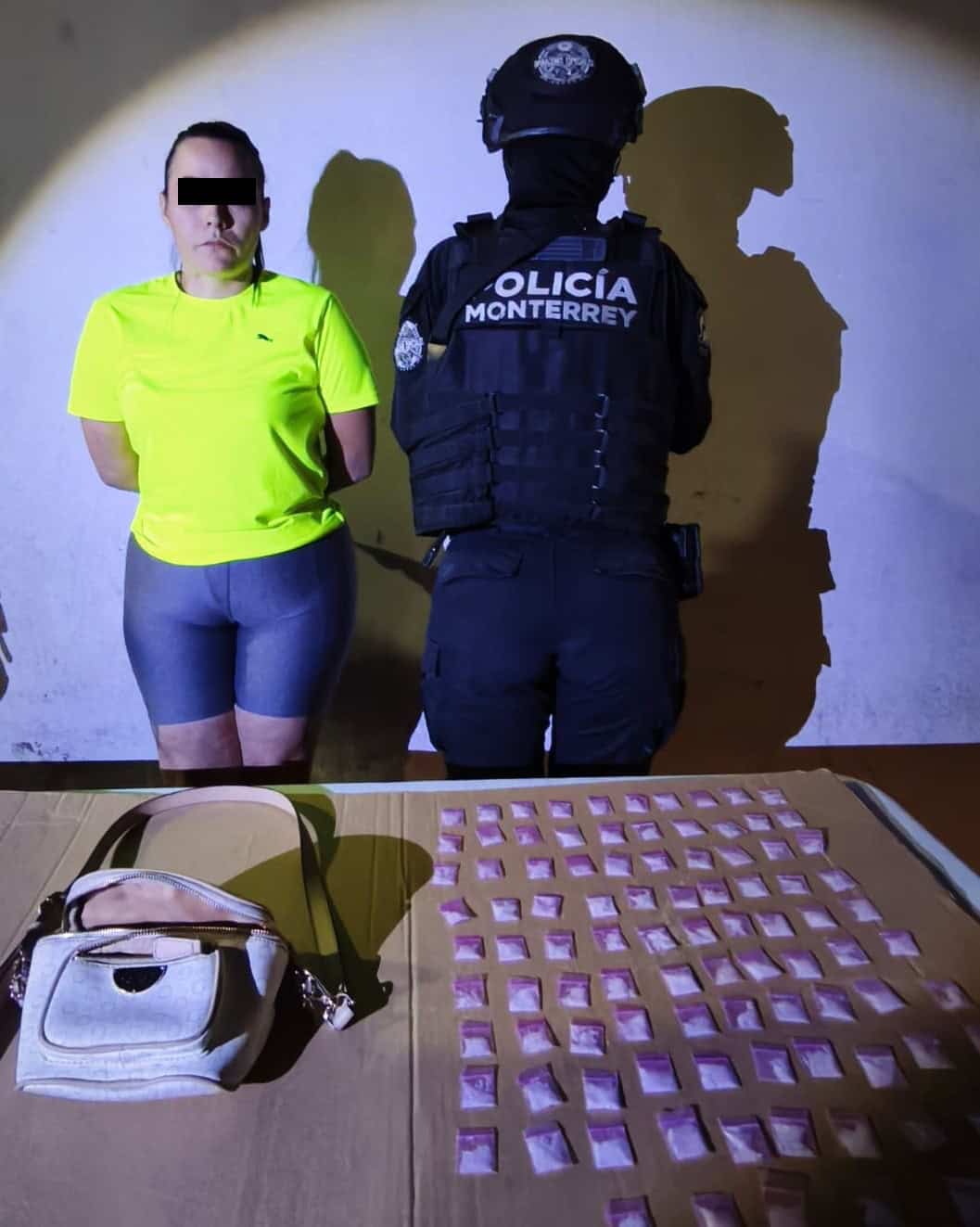 Una mujer originaria de Tamaulipas fue detenida por oficiales de la Polic&iacute;a de Monterrey, luego de que presuntamente se le encontr&oacute; en su poder 97 bolsistas tipo ziploc, que conten&iacute;an sustancia s&oacute;lida con las caracter&iacute;sticas f&iacute;sicas de la droga tipo cristal, en el centro de la ciudad.