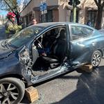 Queda atrapado tras choque