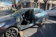 Queda atrapado tras choque