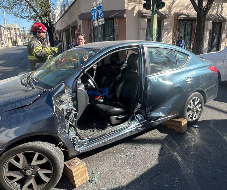 Queda atrapado tras choque