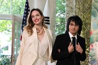 Hijo adoptivo de Angelina Jolie deja de usar apellido de Brad Pitt