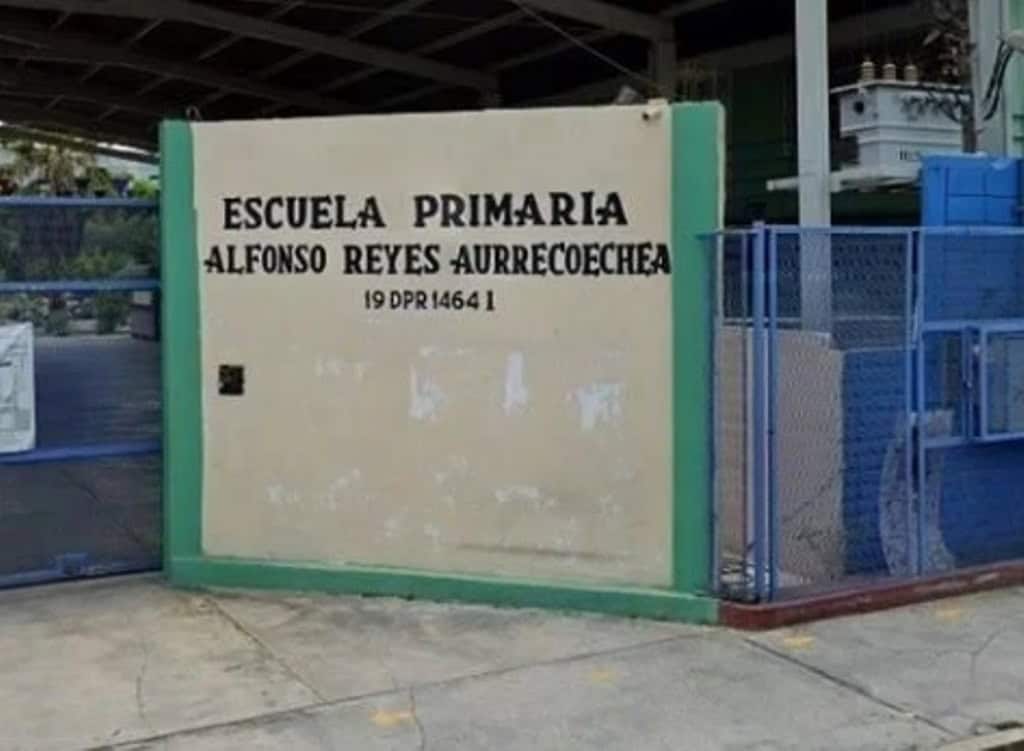 Un intenso despliegue policiaco se registra en el interior de una escuela primaria del municipio de Santa Catarina, al reportarse un alumno lesionado con una pistola de postas o di&aacute;bolos.