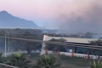 Evacuan universidad por incendio aleda&ntilde;o
