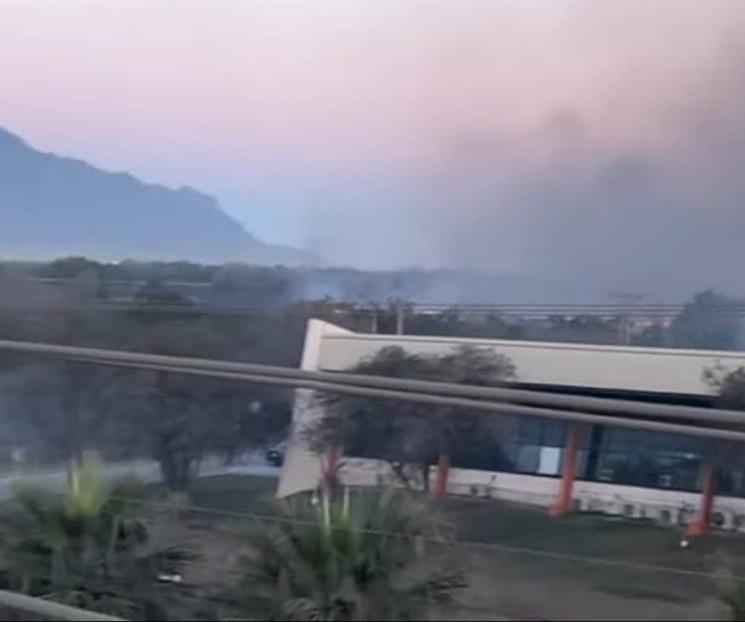 Evacuan universidad por incendio aleda&ntilde;o