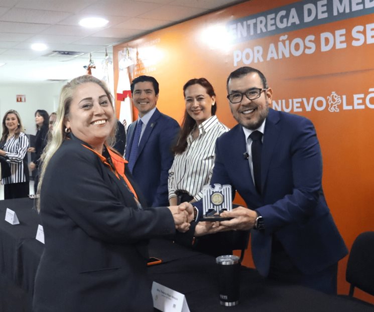 Reconocen a 40 servidores p&uacute;blicos por 15 y 30 a&ntilde;os