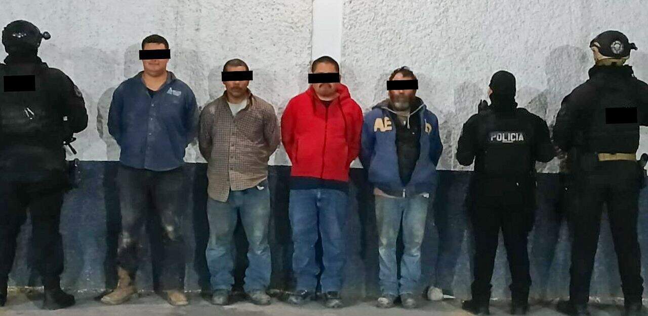 Cuatro presuntos huachicoleros fueron arrestados por elementos de la polic&iacute;a en el municipio de Santa Catarina.
