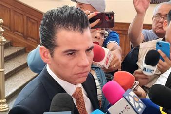 Asegura Miguel Flores que sigue di&aacute;logo a diario con diputados