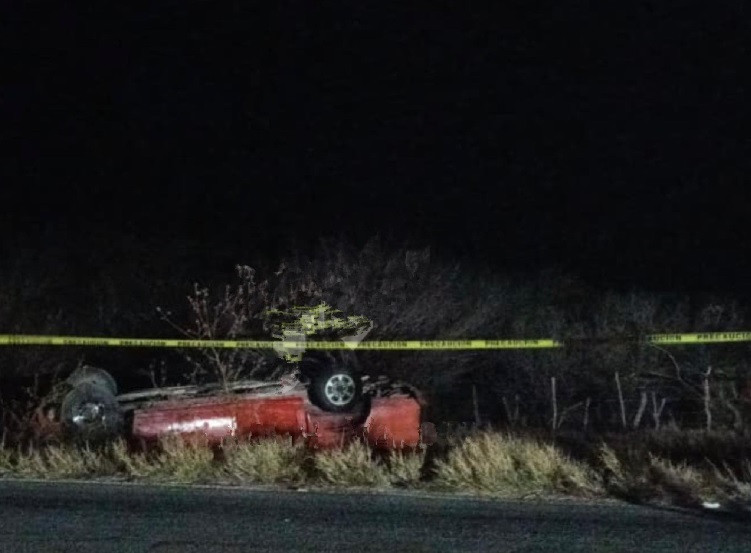 Vuelca en su camioneta y muere en General Bravo