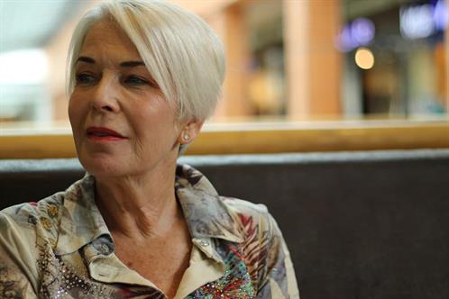 Este es el tono de rubio que disimula las canas por completo