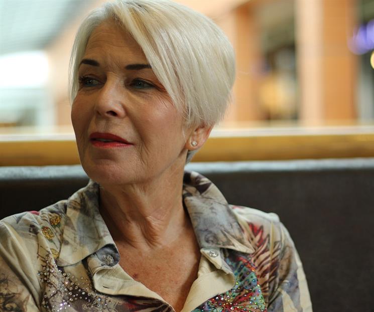 Este es el tono de rubio que disimula las canas por completo