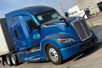 Roban tr&aacute;iler estacionado en pensi&oacute;n