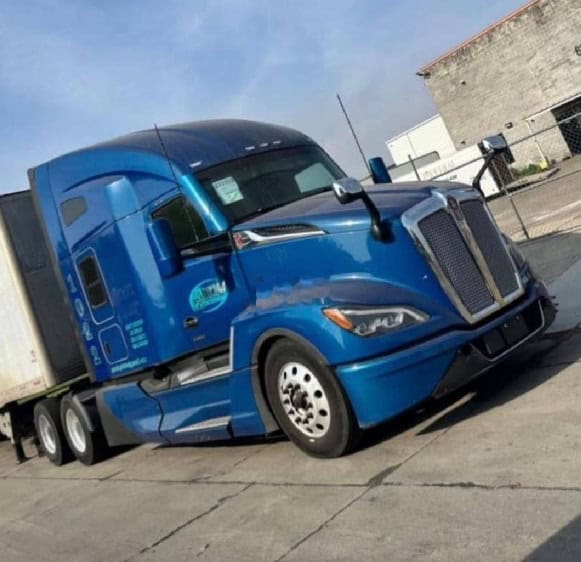 Roban tráiler estacionado en pensión Roban tráiler estacionado en pensión