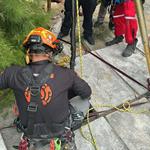 Cae hombre a tumba abierta de pante&oacute;n y resulta lesionado