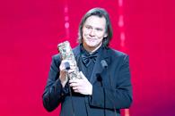 Sorprende Jim Carrey con su nuevo rostro