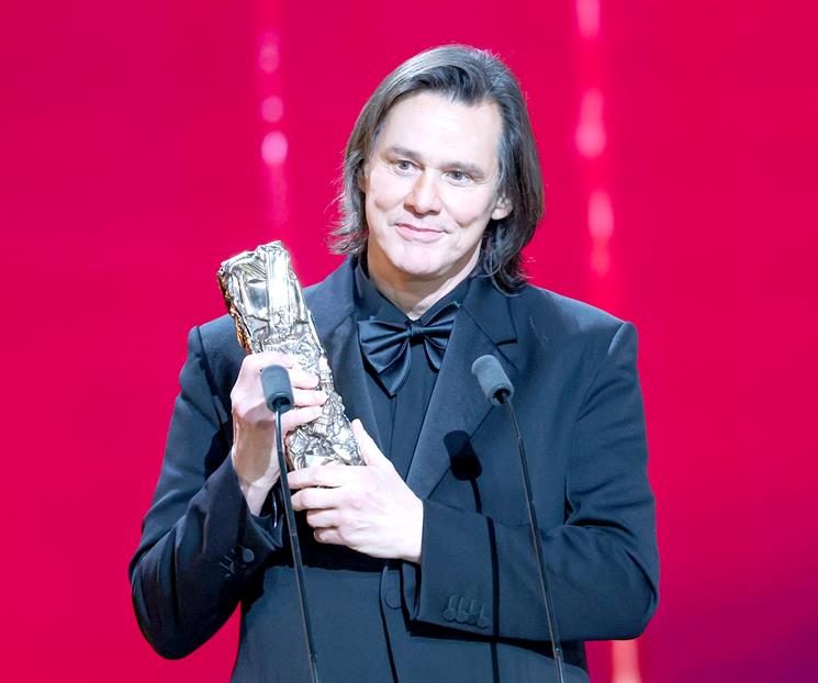 Sorprende Jim Carrey con su nuevo rostro