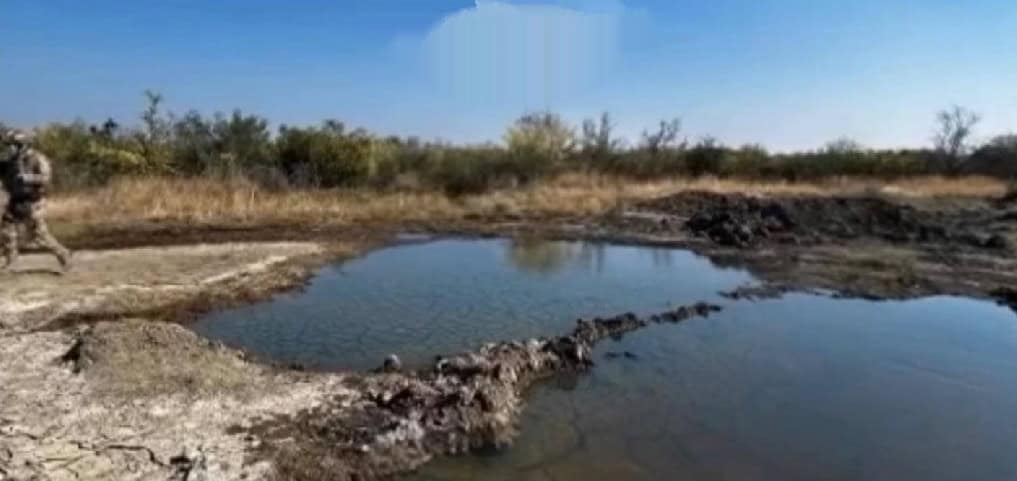 Elementos de la Secretaria de la Defensa Nacional, resguardan un predio ubicado en el municipio de Cadereyta, donde se registr&oacute; una fuga de combustible, debido a una toma clandestina en el ducto de Pemex.