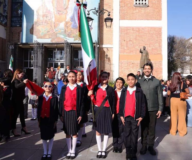 Se siguen entregando banderas a escoltas escolares Se siguen entregando banderas a escoltas escolares