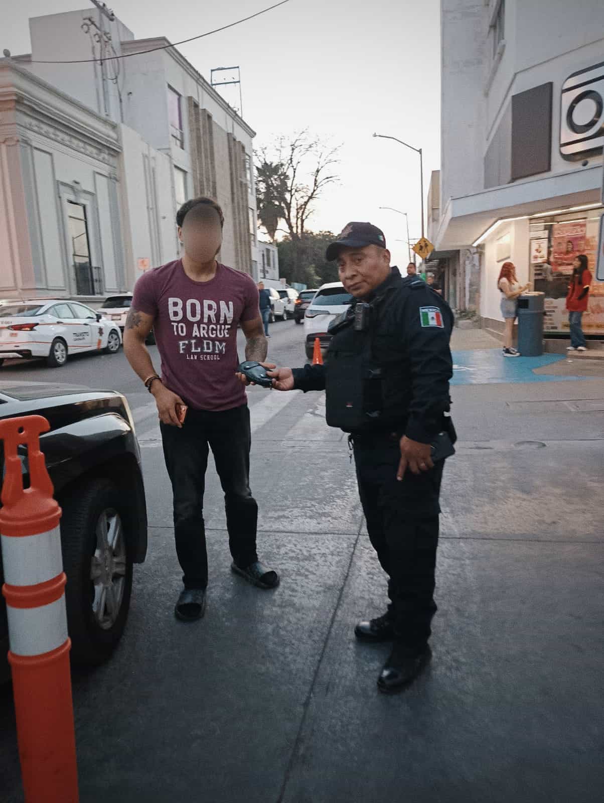 Luego de encontrar una cartera en la plaza principal de Guadalupe, un elemento de la polic&iacute;a municipal la devolvi&oacute; a su due&ntilde;o.