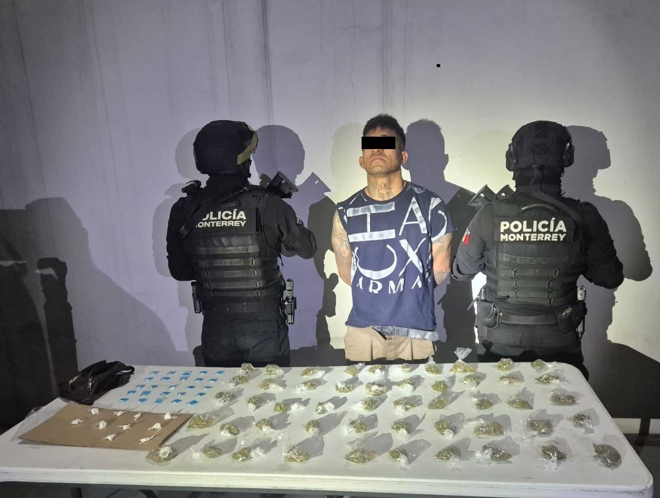 Un hombre fue detenido por oficiales de la Polic&iacute;a de Monterrey, al presuntamente encontrarle al interior de una mochila tipo mariconera 85 envoltorios de diferentes tipos de droga, en la Colonia Mart&iacute;nez.
