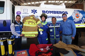 Entrega SN equipo a Bomberos por 5 mdp